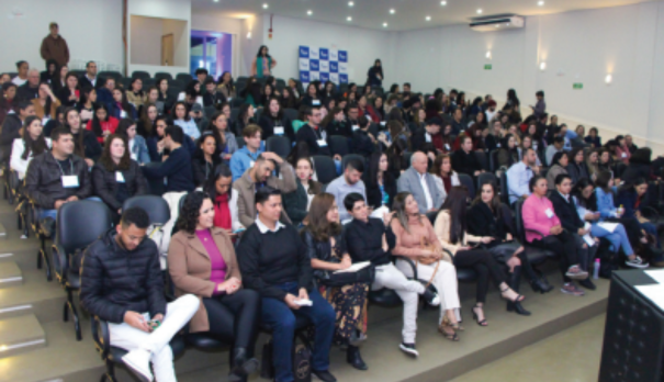 Auditório fica lotado na abertura da Vitrine de Psicologia