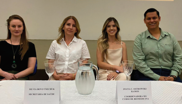 Mesa de honra composta por Joysse Camila Buzzato, Sílvia Bovo Tsechuk, Joana Ostrowski Ramos e Ronielison Ferreira