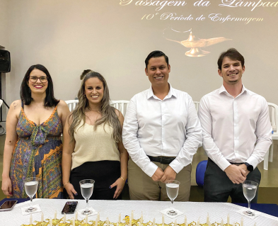 Mesa de honra composta pela Professora Mariana Sismeiro,
Coordenadora Tatiane Borzuk, Diretor Acadêmico Ronielison
Ferreira, Professor João Felipe Marques