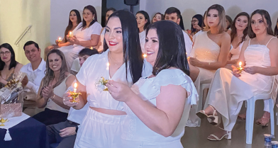 Aluna Thalia Alves de França do 10º Período, passa a lâmpada para
Acadêmica recebe a lâmpada das mãos do professor homenageado a Aluna Maricleusa Martins Grossi do 8º Período