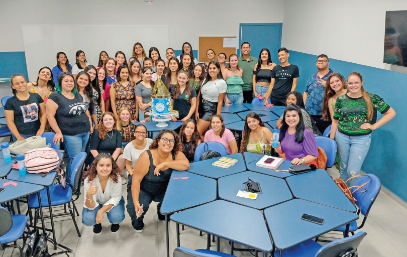 Acadêmicos da primeira turma de Pedagogia da Fatec Ivaiporã posam para foto