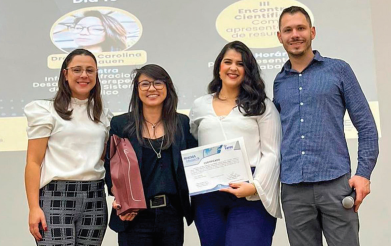 Palestrante Ana Carolina Fujii Rauen recebe certificado de
apresentação