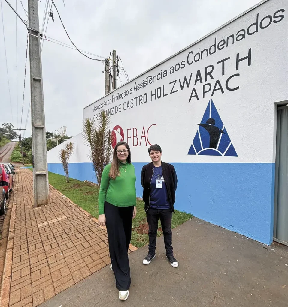 Professoras Vanessa Gonçalves e Natália Barni coordenam projeto
de estágio na APAC